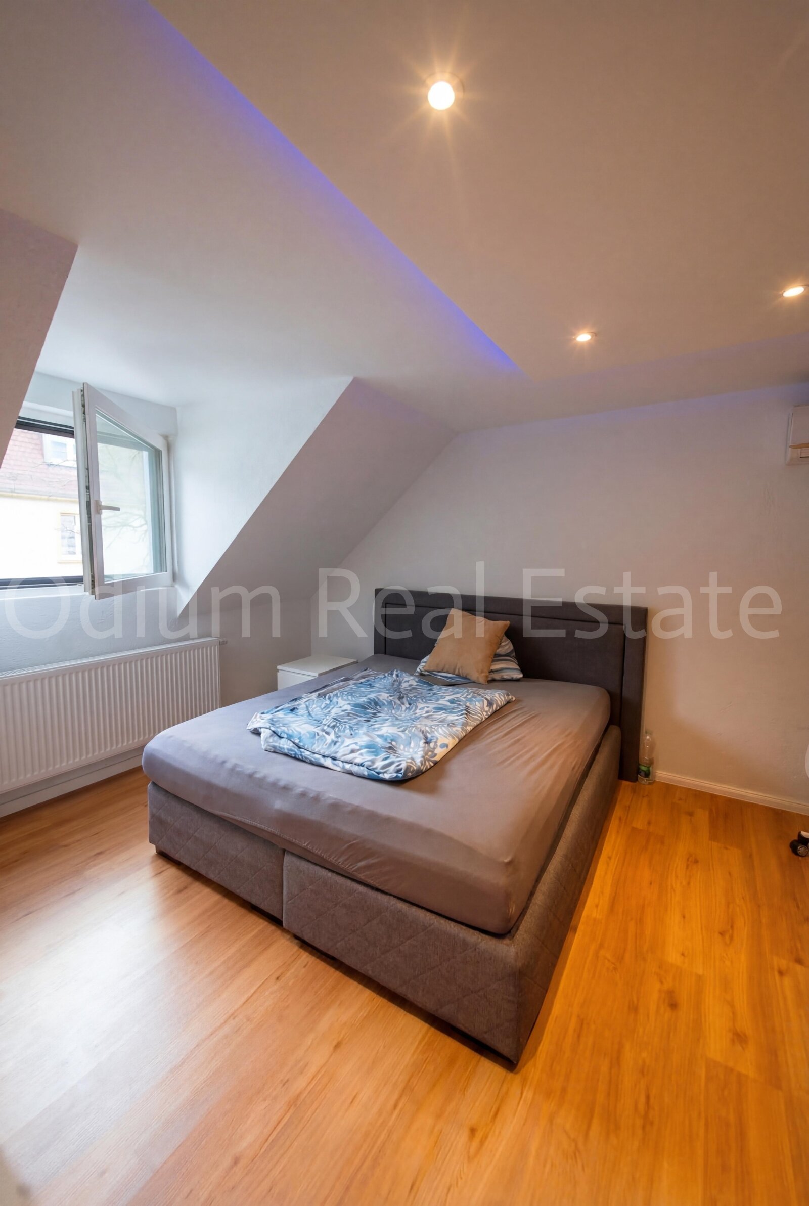 Modernisertes stylisches Reihenendhaus mit extra Bungalow 