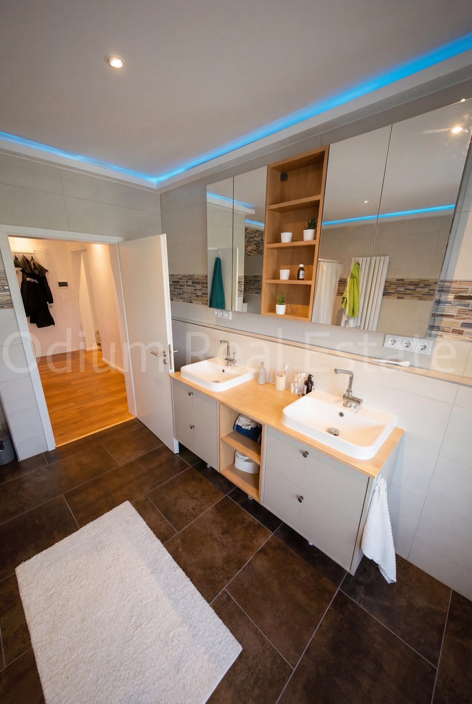 Modernisertes stylisches Reihenendhaus mit extra Bungalow 