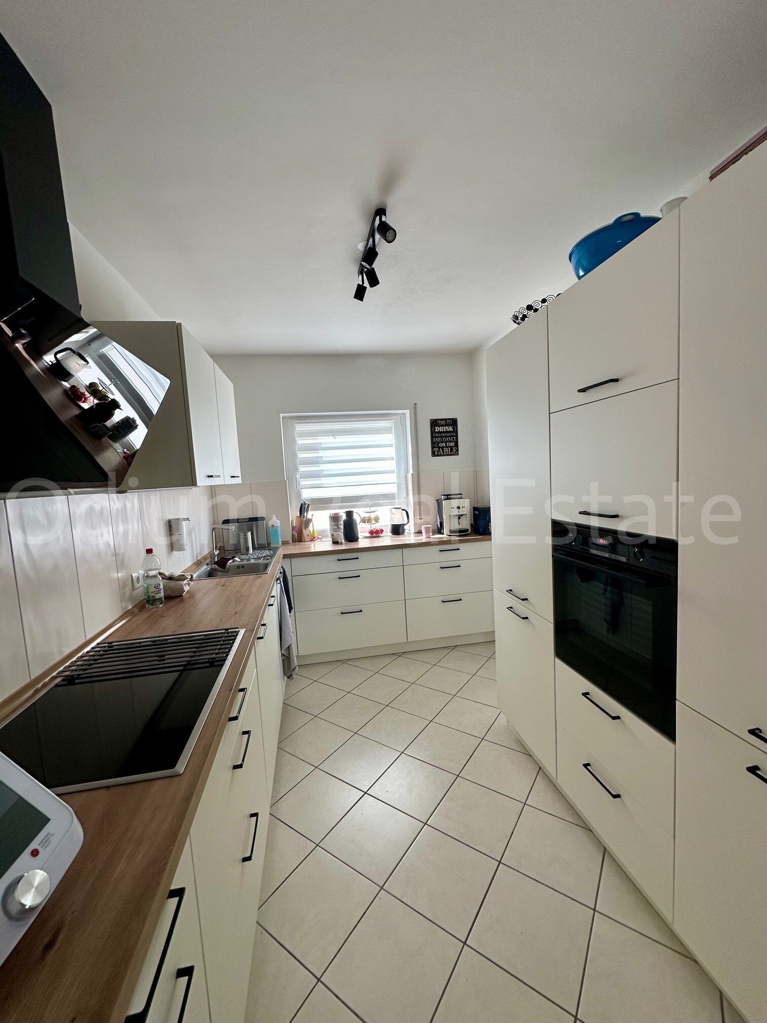 3-Familienhaus mit zwei sanierten Traumwohnungen an den Weinbergen