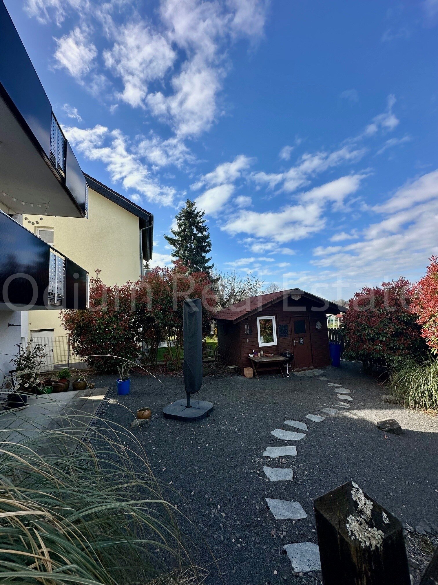 3-Familienhaus mit zwei sanierten Traumwohnungen an den Weinbergen