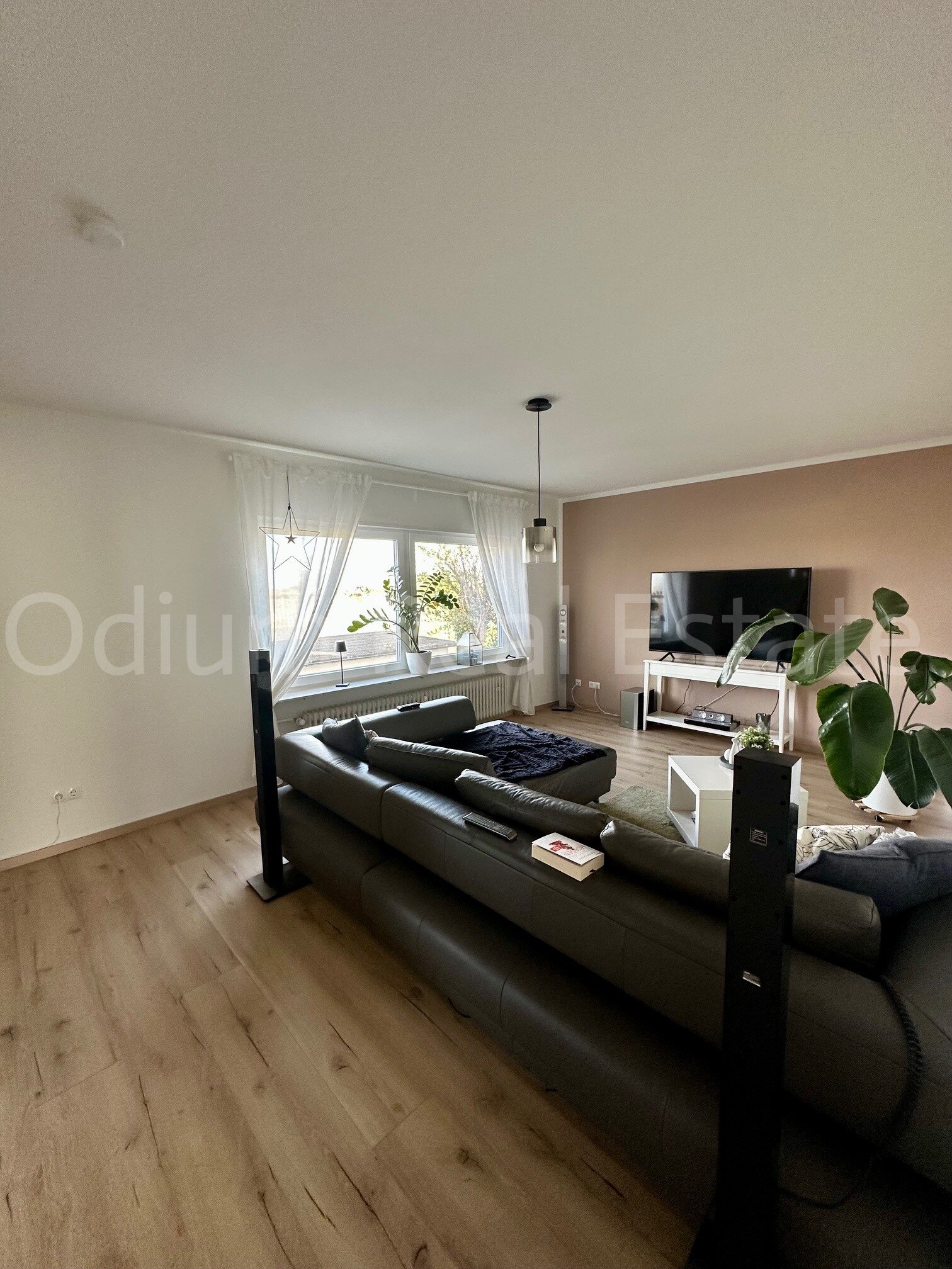 3-Familienhaus mit zwei sanierten Traumwohnungen an den Weinbergen