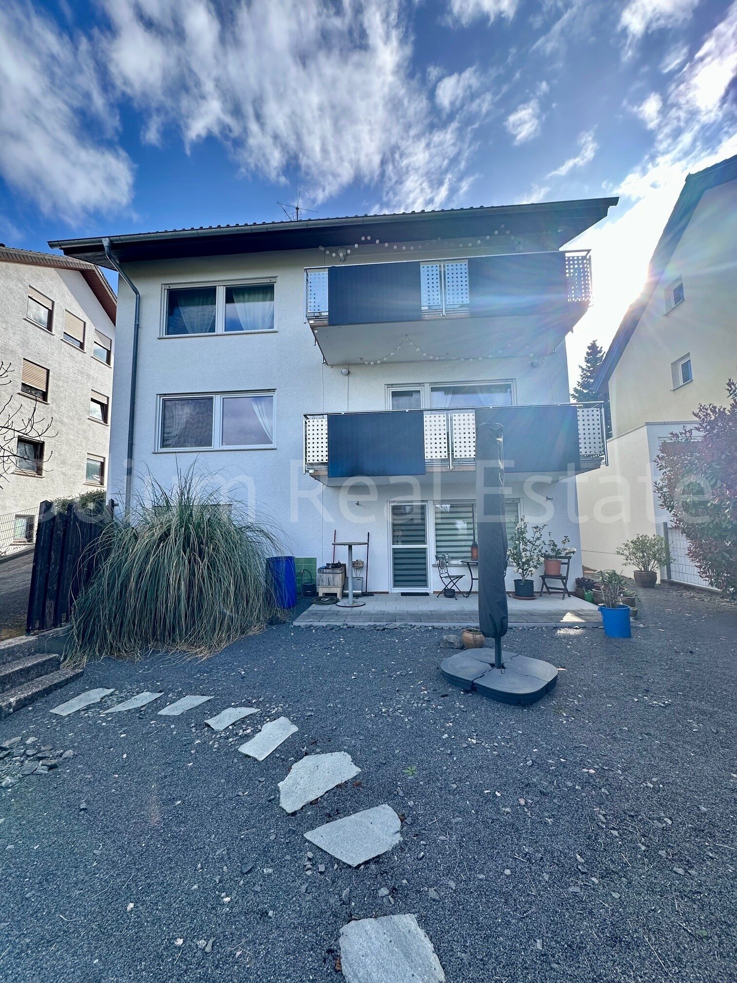 3-Familienhaus mit zwei sanierten Traumwohnungen an den Weinbergen