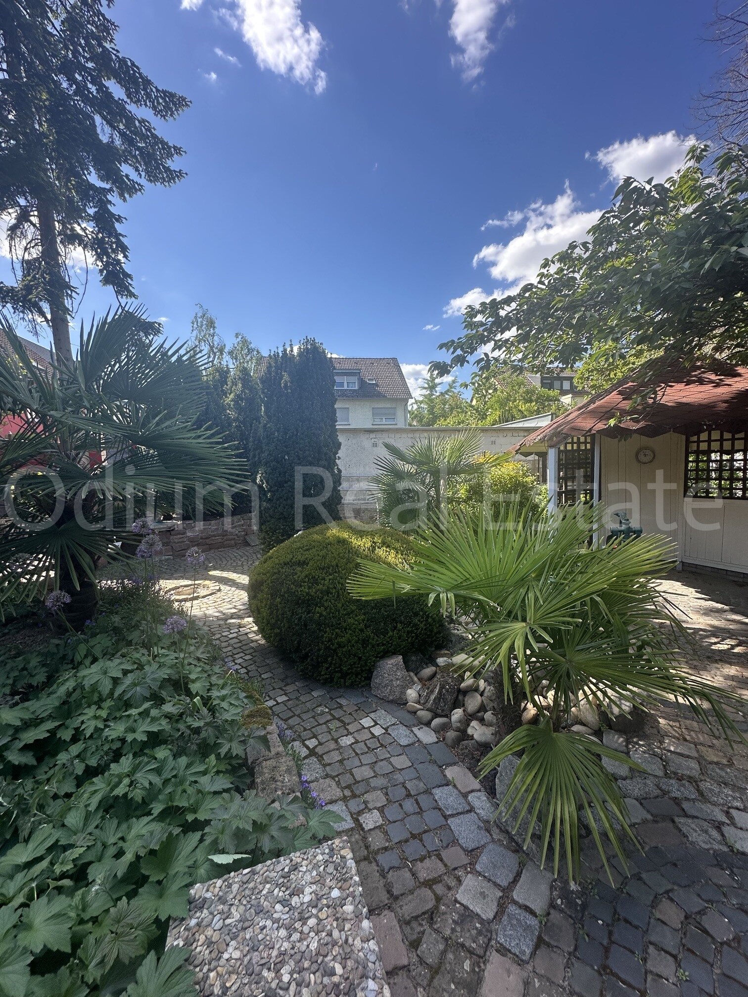 Einfamilienhaus mit großem Grundstück und mediterranem Flair