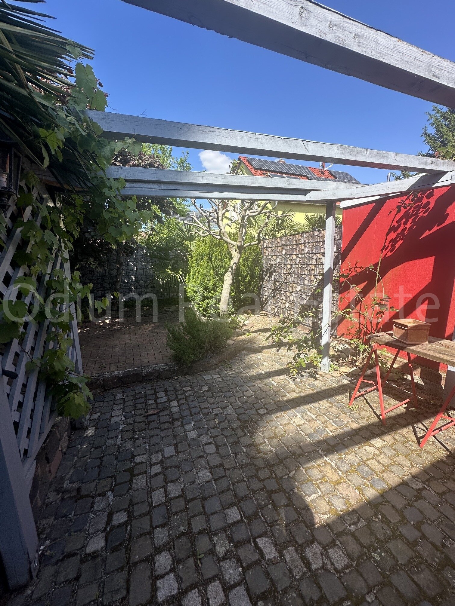 Einfamilienhaus mit großem Grundstück und mediterranem Flair