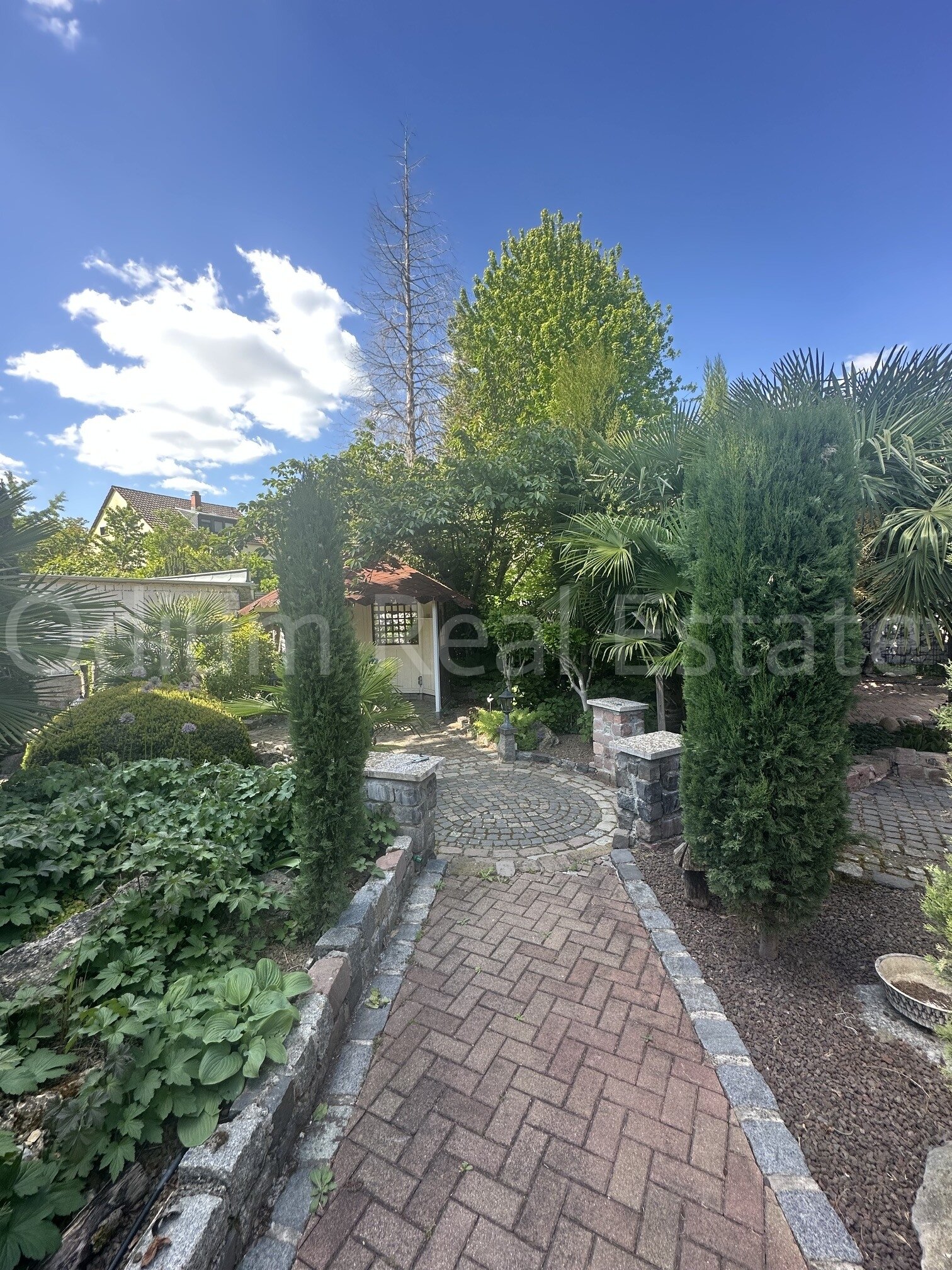 Einfamilienhaus mit großem Grundstück und mediterranem Flair
